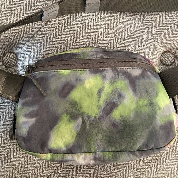 Lululemon everywhere belt bag - Picture 4 of 5